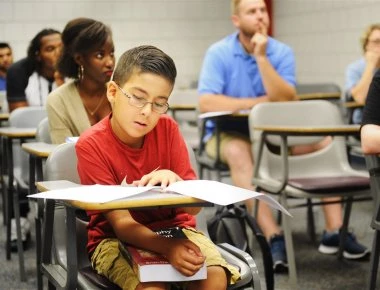 Ο 11χρονος γιος-ιδιοφυΐα Ελληνορθόδοξου ιερέα που απαντά στον Σ.Χόκινγκ και του αποδεικνύει ότι «Υπάρχει Θεός» (βίντεο)